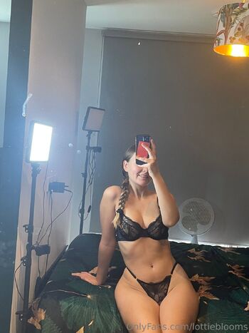 Lottie Blooms FRE / lottieblooms nude photo #11
