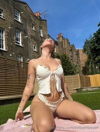 Lottie Mos / lottiemossof nude photo #6