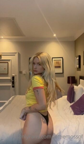 Lottie Mos / lottiemossof nude photo #24