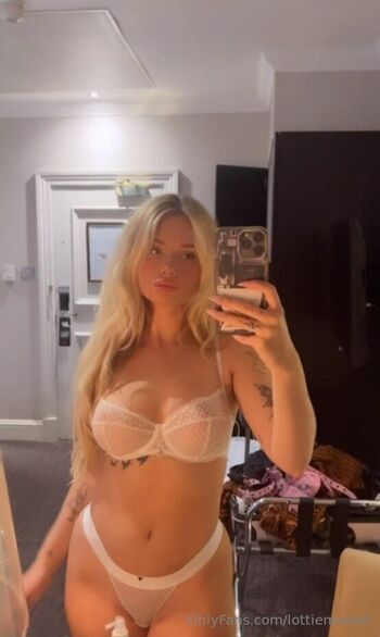 Lottie Mos / lottiemossof nude photo #34