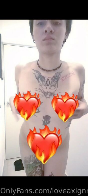 Gre / loveaxlgnr nude photo #34