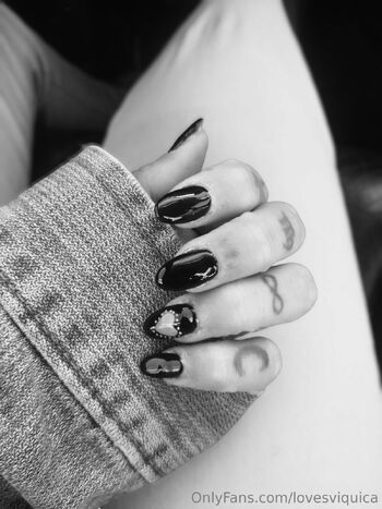 Viqui / lovesviquica nude photo #8