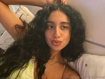 Lucy Garci / lucys_closet nude photo #9