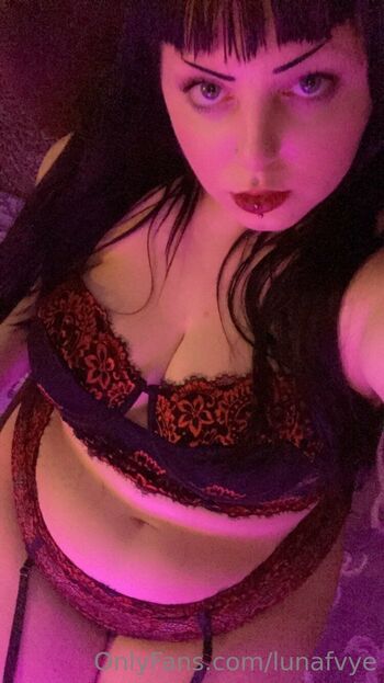 luna / lunafvye nude photo #1