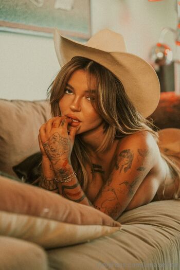 LUNA ELLIE / lunaxelliee nude photo #11