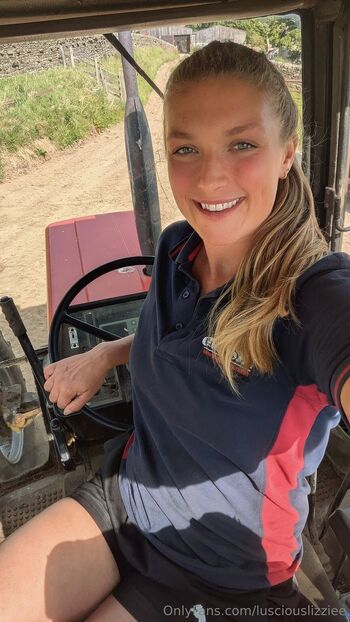 OnlyFans / lusciouslizziee nude photo #3