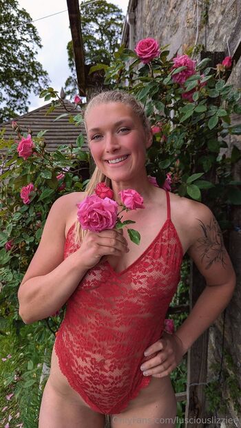 OnlyFans / lusciouslizziee nude photo #17