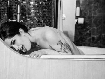 Evelyn Clair / luvevelynclaire nude photo #20