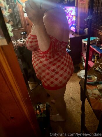 Lyne Avondal / lyneavondale nude photo #4