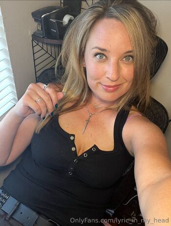 Lyri / lyric_in_my_head nude photo #2