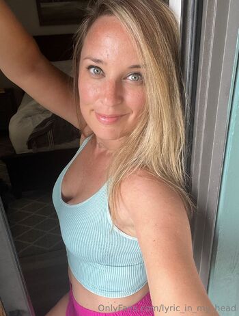 Lyri / lyric_in_my_head nude photo #15