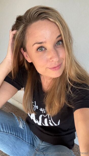 Lyri / lyric_in_my_head nude photo #17