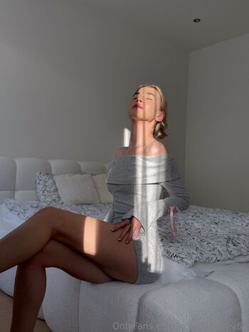 Madison / madisongrey69 nude photo #9