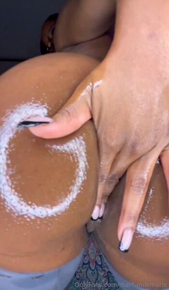 𝑀𝒾𝓁𝓀 𝑀𝒶𝓂𝒾 / mamimilkmarie nude photo #10