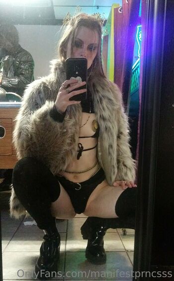 Mari / manifestprncsss nude photo #10