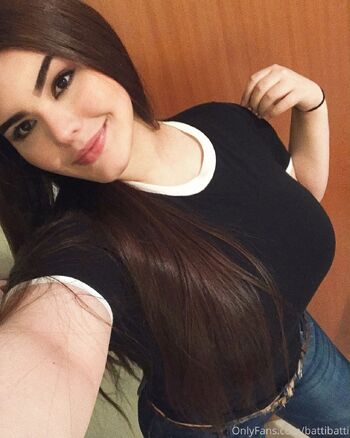 Mariana Battistin / marianabatt nude photo #8