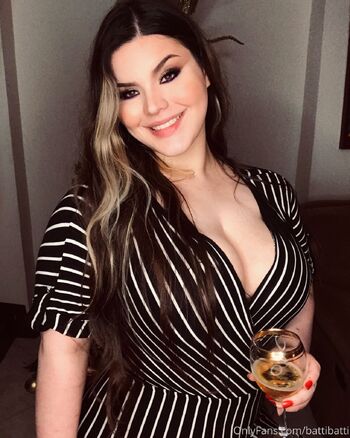 Mariana Battistin / marianabatt nude photo #11