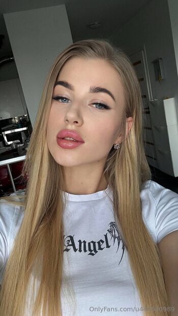 Marily / marilyn_gold nude photo #6