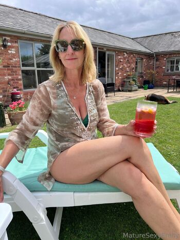 Emily Regen / maturesexyemily nude photo #2