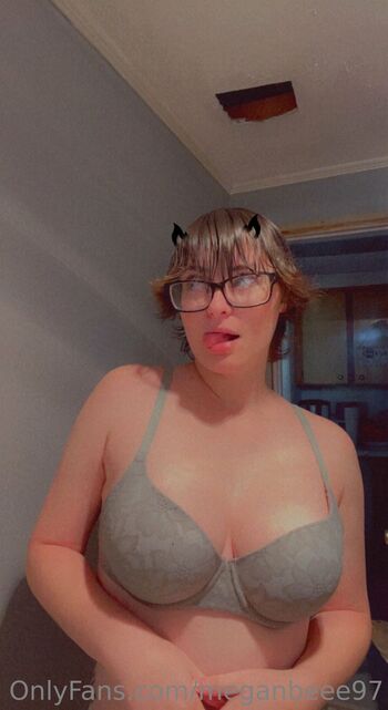 Megan Be / meganbeee97 nude photo #2