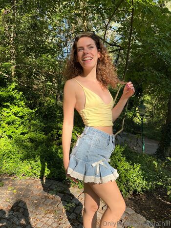 Mia / mia.hill nude photo #2