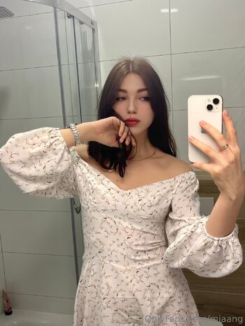 Mia / miaang nude photo #2