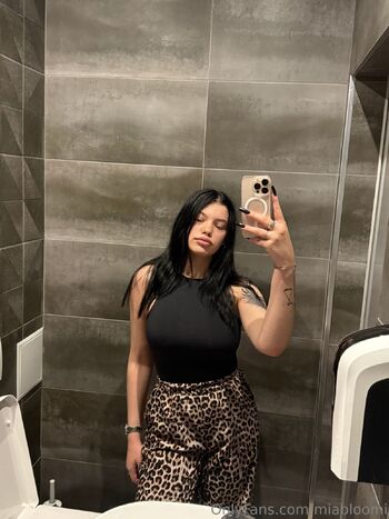 Mia Bloo / miabloomi nude photo #4