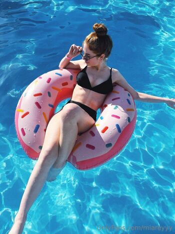 MIa / miareyyy nude photo #12