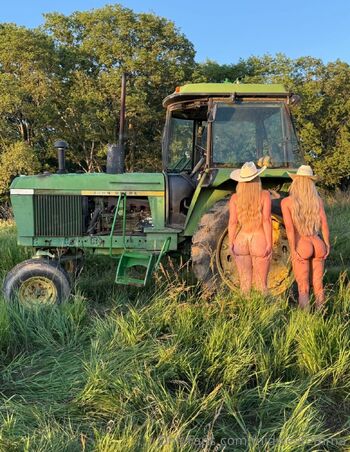 Emma Clair / midwestemma nude photo #13