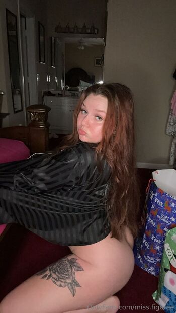 Mega / miss.figuree nude photo #7