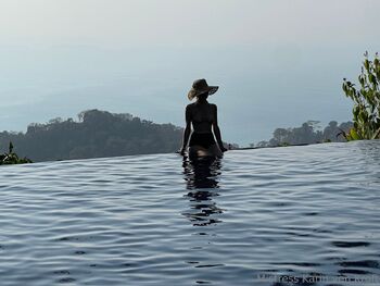 Karin von Kroft FREE / mistresskarin nude photo #1