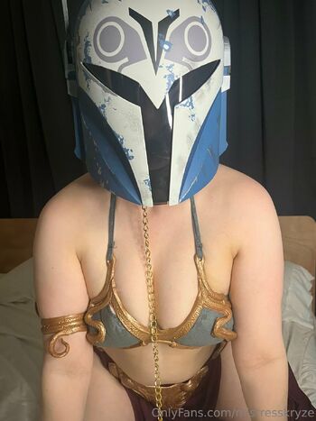 Kat / mistresskryze nude photo #1