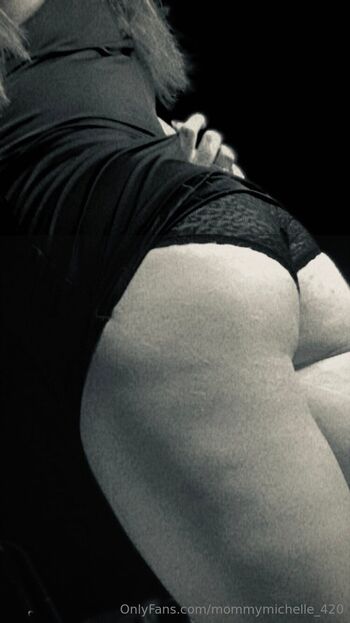 Michelle / mommymichelle_420 nude photo #1