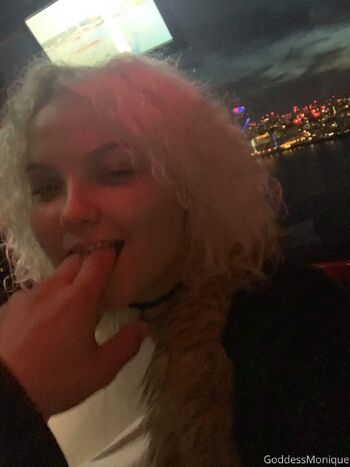 Monique Goddes / moniiquefox nude photo #3