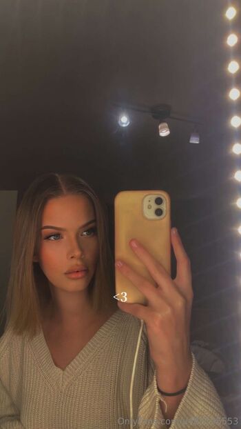 Moll / moollyyx nude photo #4