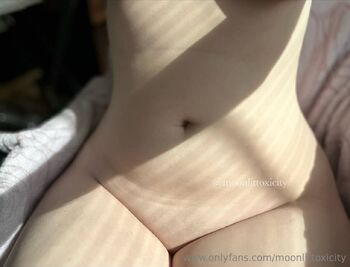 Dakota Rosewal / moonlittoxicity nude photo #3