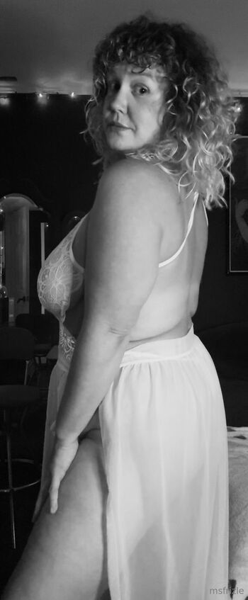 Ms. Frizl / msfrizle nude photo #26