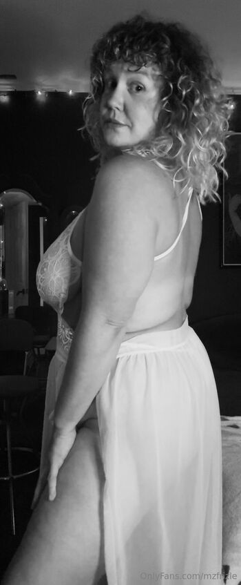 Mz Frizl / mzfrizle nude photo #11