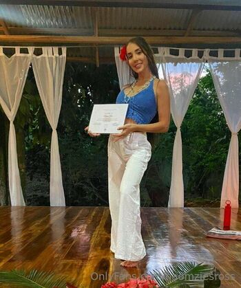 Naomi Ros / naomziesross nude photo #9