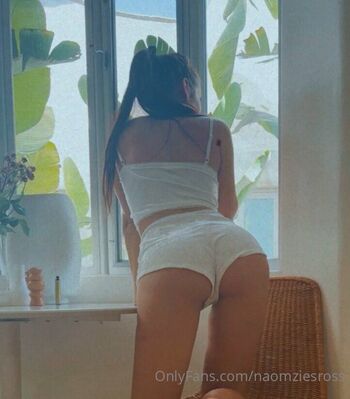 Naomi Ros / naomziesross nude photo #18