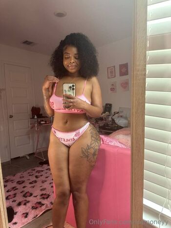 BIG NIE / niemoneyy nude photo #28