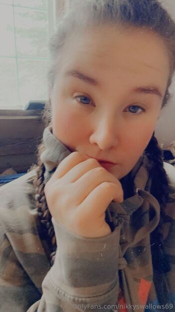 Nikky Swallow / nikkyswallows69 / lilmisschaos25 nude photo #9