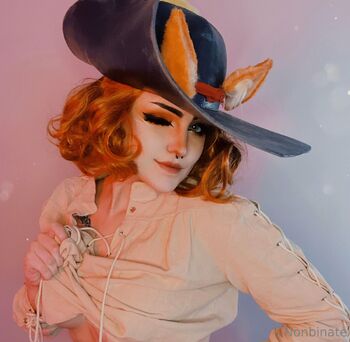 M Blackbur / nonbinate nude photo #2