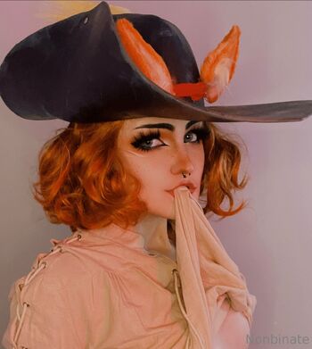 M Blackbur / nonbinate nude photo #3