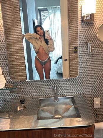Mia Martine / officialmiax nude photo #26