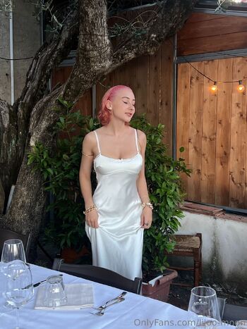 Lila / ogltrop nude photo #2