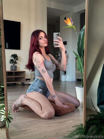 Kat / ohhoneykate nude photo #1