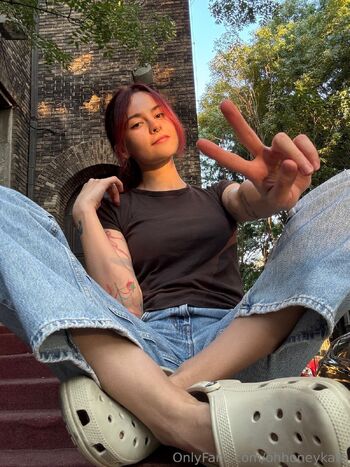 Kat / ohhoneykate nude photo #4