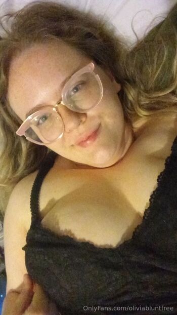 Your cute bbw Olivia / oliviabluntfree nude photo #17