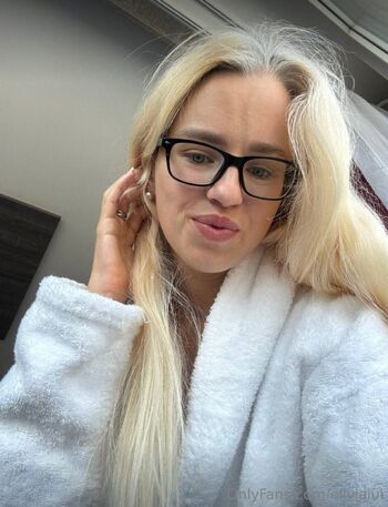 Olivia / oliviaiui nude photo #1